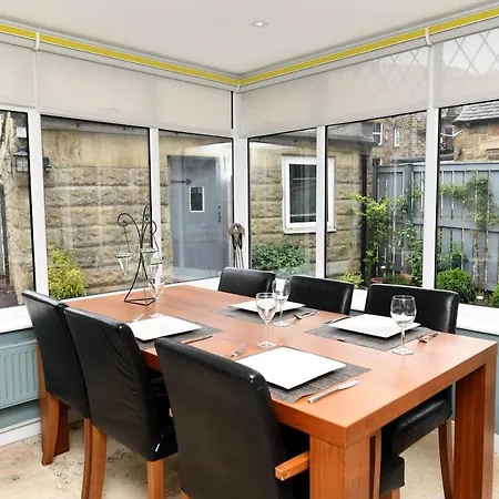 - 4 Double Bedrooms -harrogate *