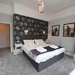 - 4 Double Bedrooms -harrogate Daire